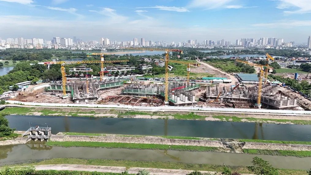 Ba cụm tháp và hệ cẩu tháp tại công trường HH2 Gamuda nhìn từ phía hồ Yên Sở