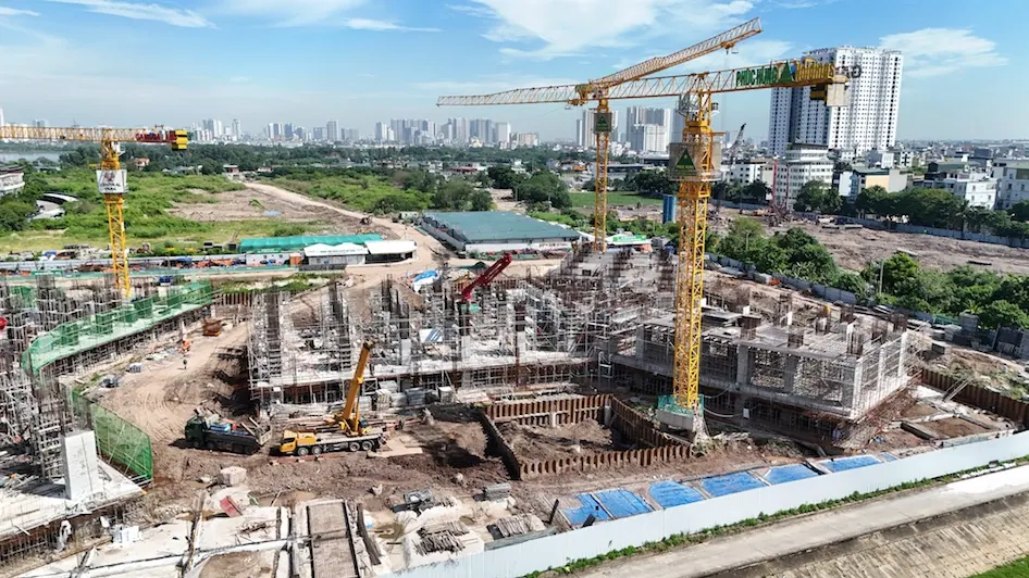 Hệ cột, giàn giáo và cẩu tháp ở khu vực đang thi công phần thân