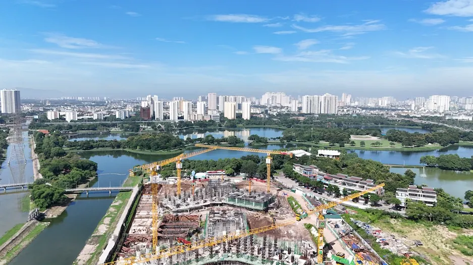 Công trường Gamuda Central Park bên không gian hồ và cây xanh Yên Sở